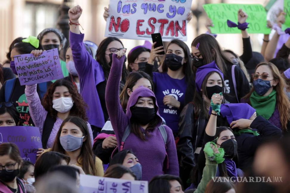 $!Cientos de mujeres salen a las calles de Saltillo a exigir freno a la violencia de género