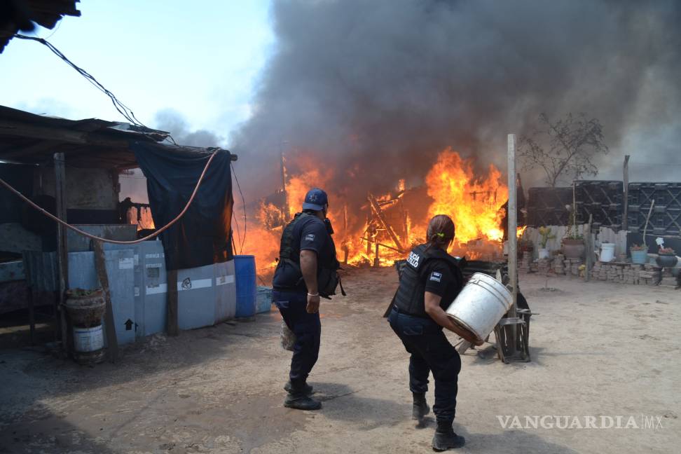 $!Voraz incendio en ejido en la carretera a Torreón deja a familia sin hogar