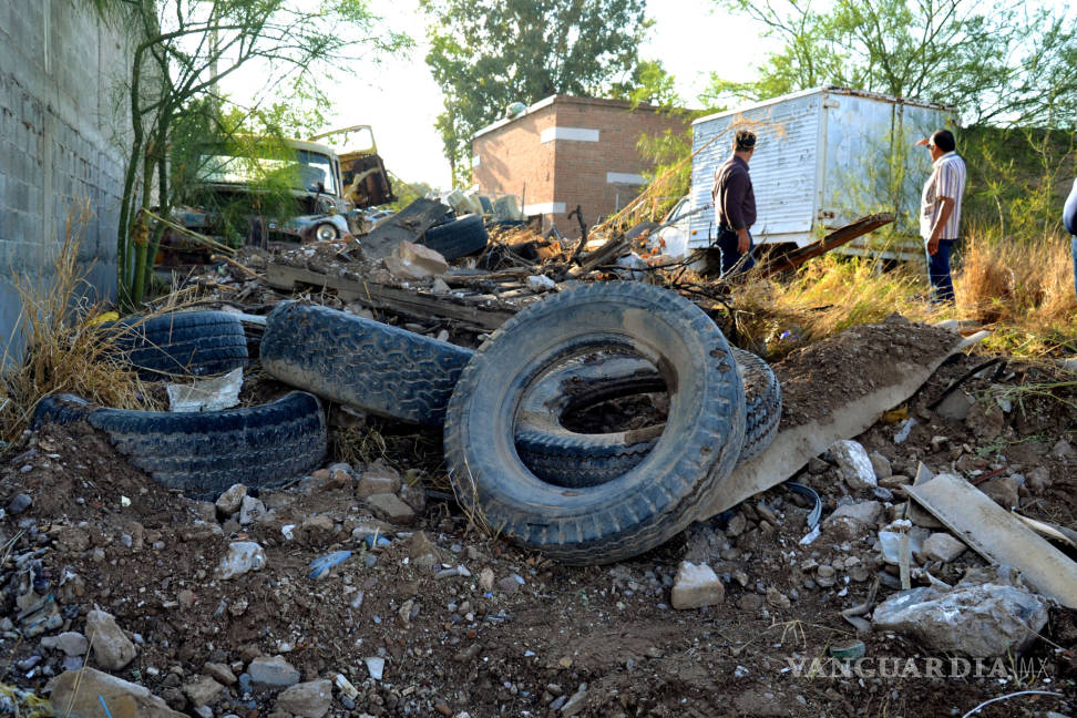 $!En Torreón retiran de vialidad abandonada vehículos chatarra y mucha basura