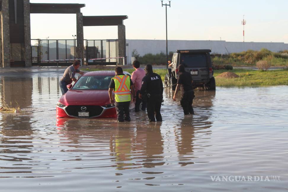 Familia queda varada en encharcamiento en Los Pastores, en Saltillo