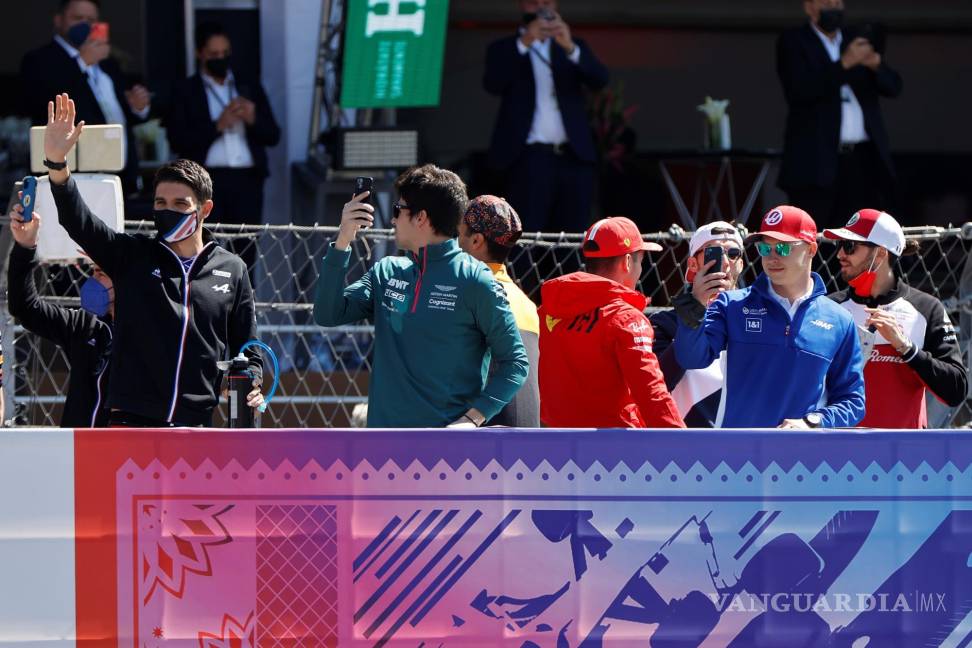 $!Corredores saludan en el desfile previo hoy, en el Gran Premio de Fórmula Uno de México que se realiza en el Autódromo Hermanos Rodríguez en Ciudad de México