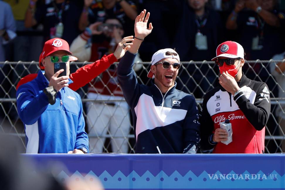 $!El francés Pierre Gasly (c) de Alpha Tauri saluda a los aficionados en el desfile previo hoy, en el Gran Premio de Fórmula Uno de México que se realiza en el Autódromo Hermanos Rodríguez en Ciudad de México