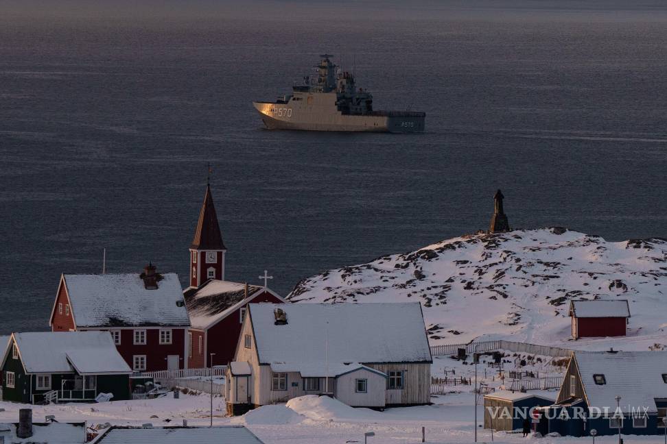 $!El buque militar HDMS Knud Rasmussen de la Armada Real Danesa patrulla cerca de Nuuk, Groenlandia, el jueves 15 de enero de 2026.