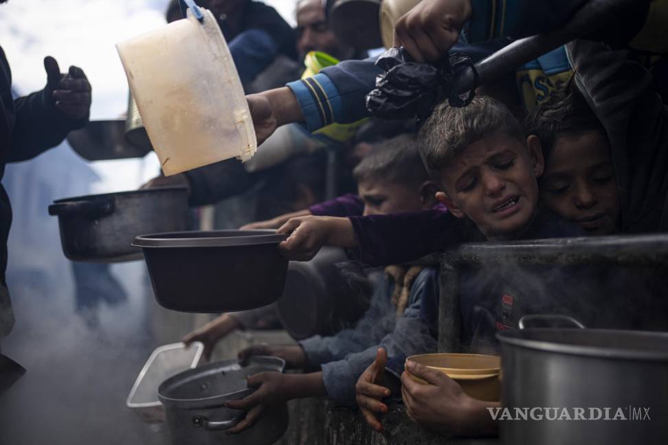 $!Largas filas tienen que hacer los palestinos en Rafah para recibir alimentos.
