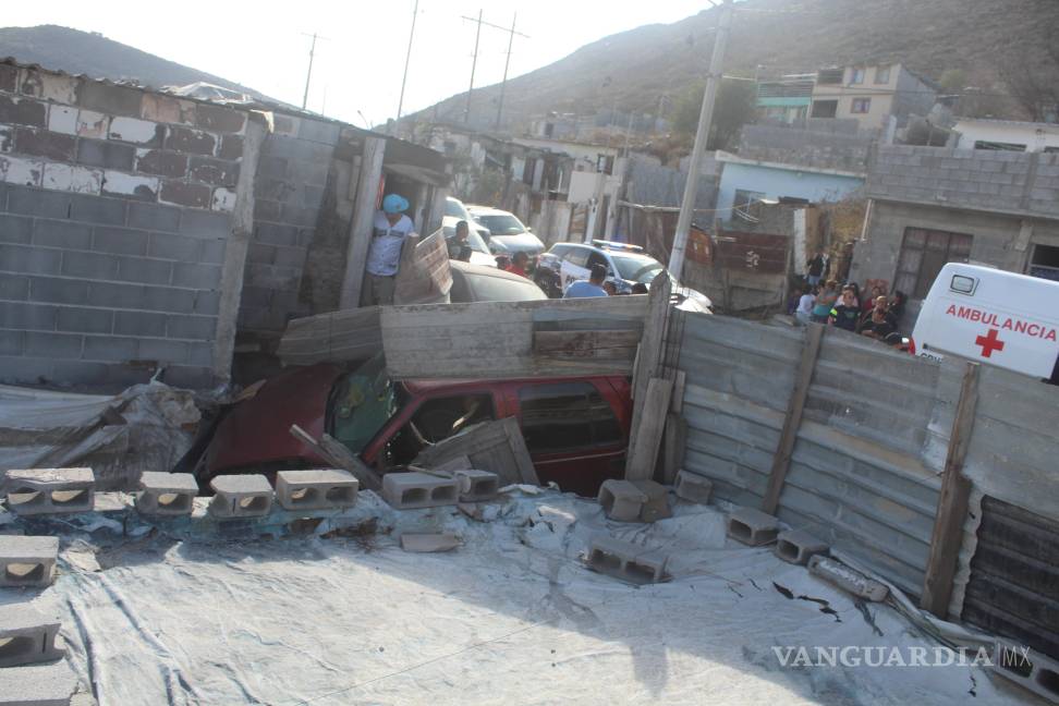 Choca, atropella a dos niños y una mujer y cae al patio de una casa, en Saltillo