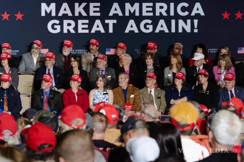 $!Los partidarios del expresidente y candidato presidencial republicano Donald Trump escuchan a Trump en un evento en Manchester, New Hampshire.