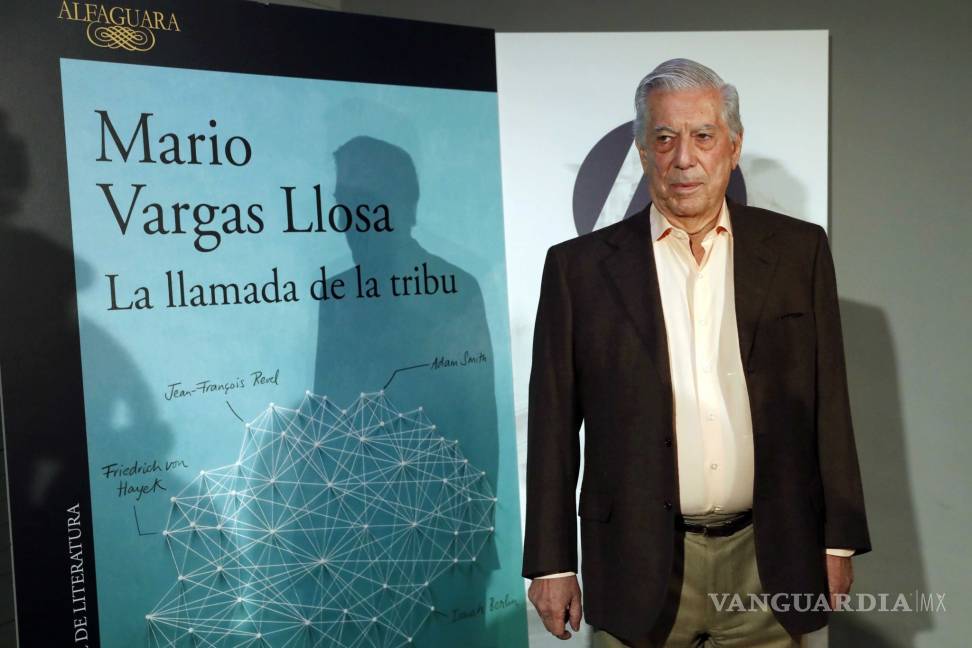 $!López Obrador contesta a Vargas Llosa, lo considera un buen escritor pero un mal político