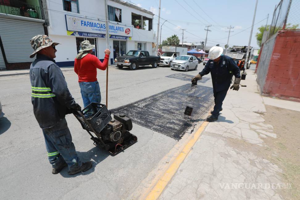 $!Personal de Infraestructura y Obra Pública atendió reportes ciudadanos mediante el programa “Aquí Andamos”, con labores en diversas colonias.