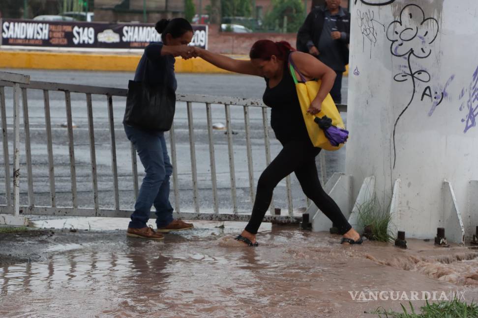 $!Saltillo: Deja tormenta auto varado, apagones e inundaciones en zona norte