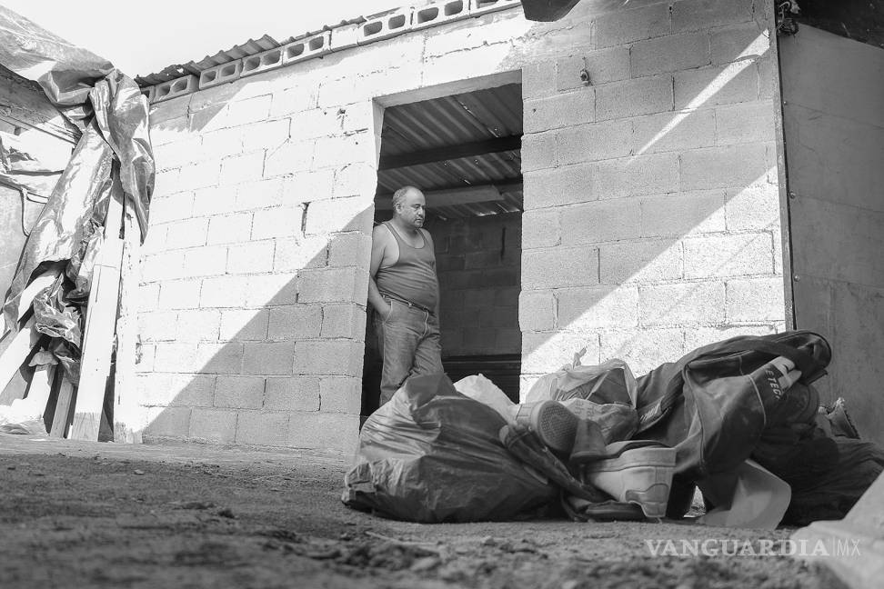 $!Habitantes de faldas de los cerros de Saltillo, enfrentan el frío con bolsas, madera, cartones y aluminio