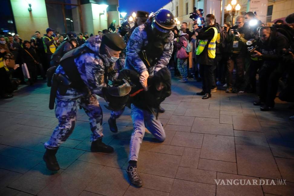 $!La policía antidisturbios detiene a un joven en una manifestación en Moscú, Rusia, el miércoles 21 de septiembre de 2022.