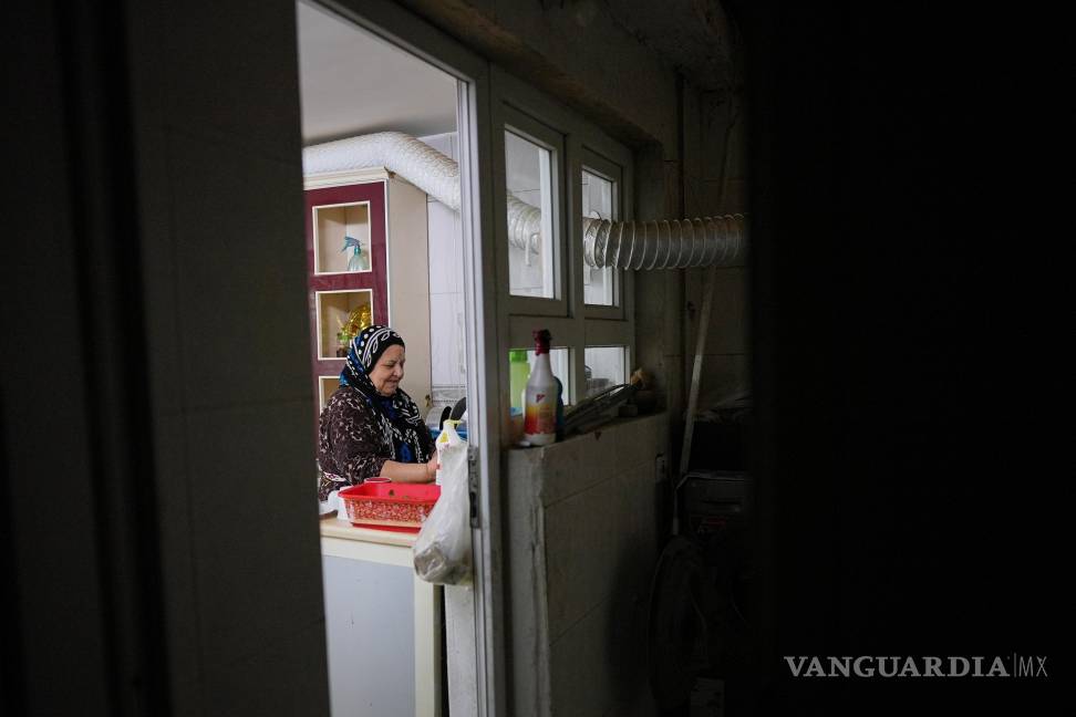 $!La refugiada siria Hayat Fatah, de 65 años, lava platos en su casa en Irbil, Irak, el 16 de noviembre de 2025.
