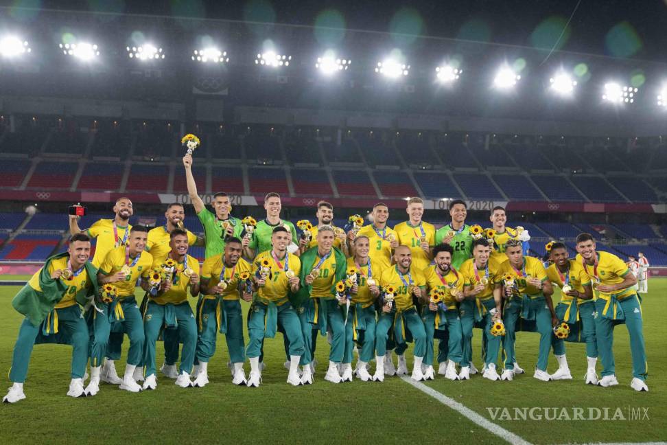 $!El equipo de Brasil posa con la medalla de oro de Tokio 2020