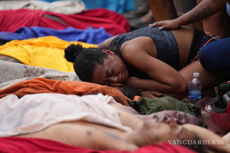$!Una mujer llora sobre los cuerpos de las personas asesinadas durante una redada policial contra la banda Comando Vermelho en la favela Complexo da Penha.