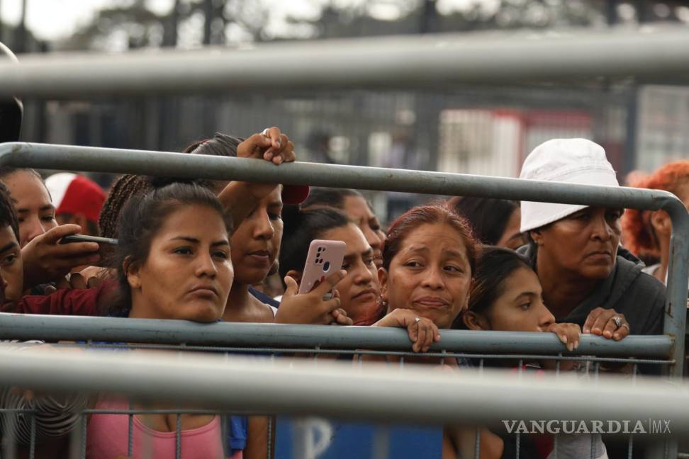 $!Amigos y familiares de presos esperan noticias de sus seres queridos tras los enfrentamientos en la Penitenciaría del Litoral de Guayaquil, Ecuador.