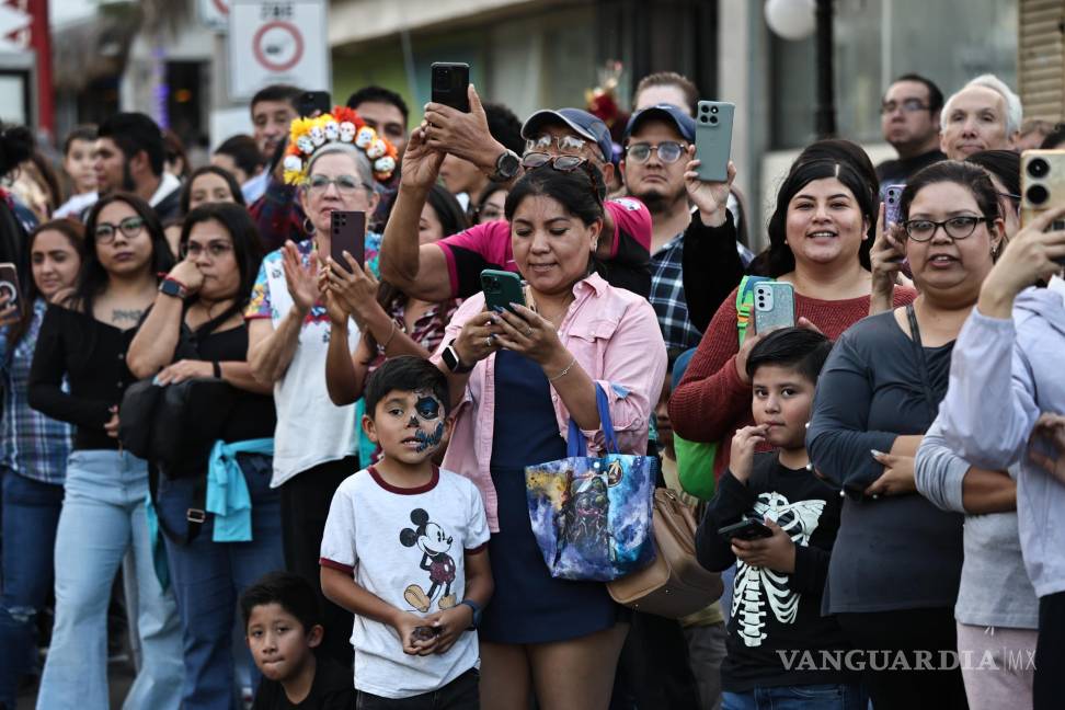 $!El público celebra cada paso de los carros alegóricos y las catrinas en su recorrido.