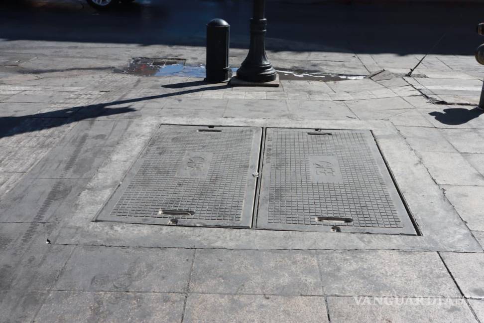 $!La rehabilitación de registros en banquetas busca ofrecer un tránsito más seguro para peatones y visitantes del primer cuadro.