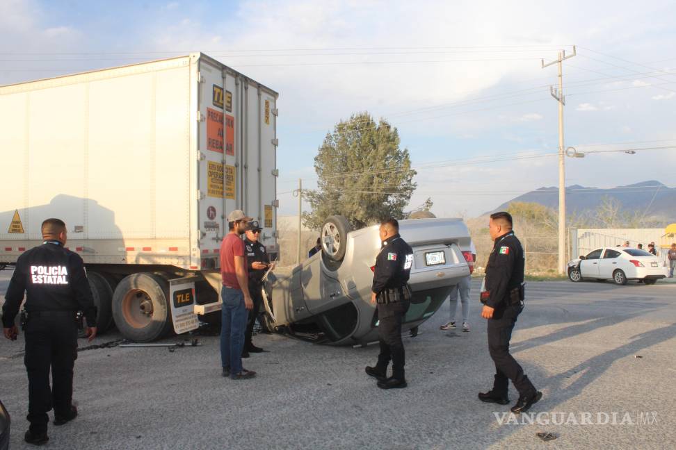 Lo chocan y termina volcado, en Arteaga