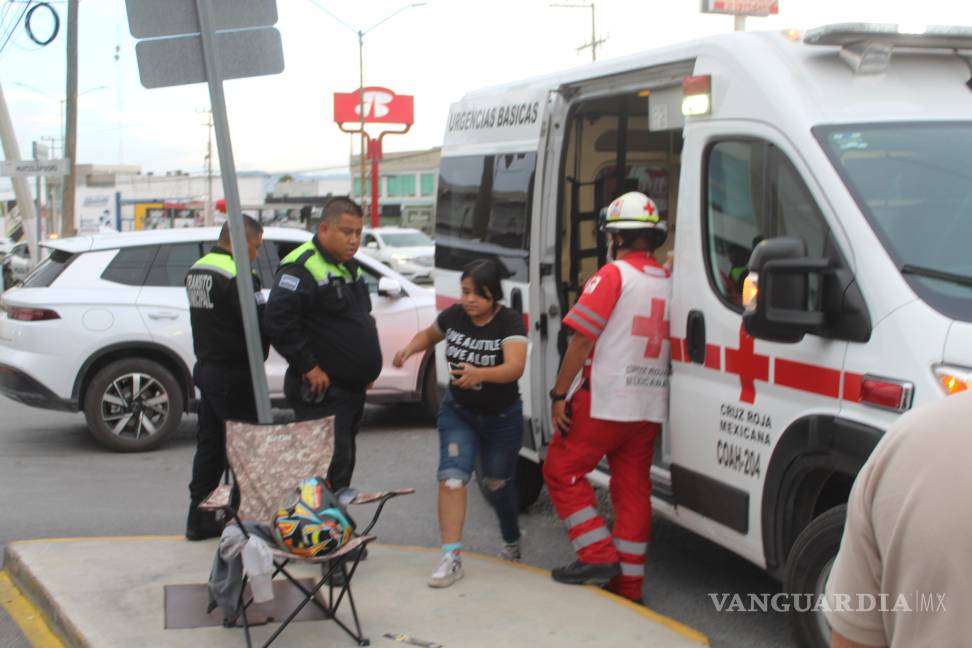 Repartidora adolescente sufre accidente en moto al intentar entrega exprés en Saltillo