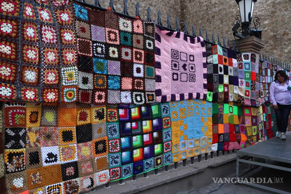 $!Durante la tarde de ayer, los tejidos fueron cologados en la Catedral de Saltillo.