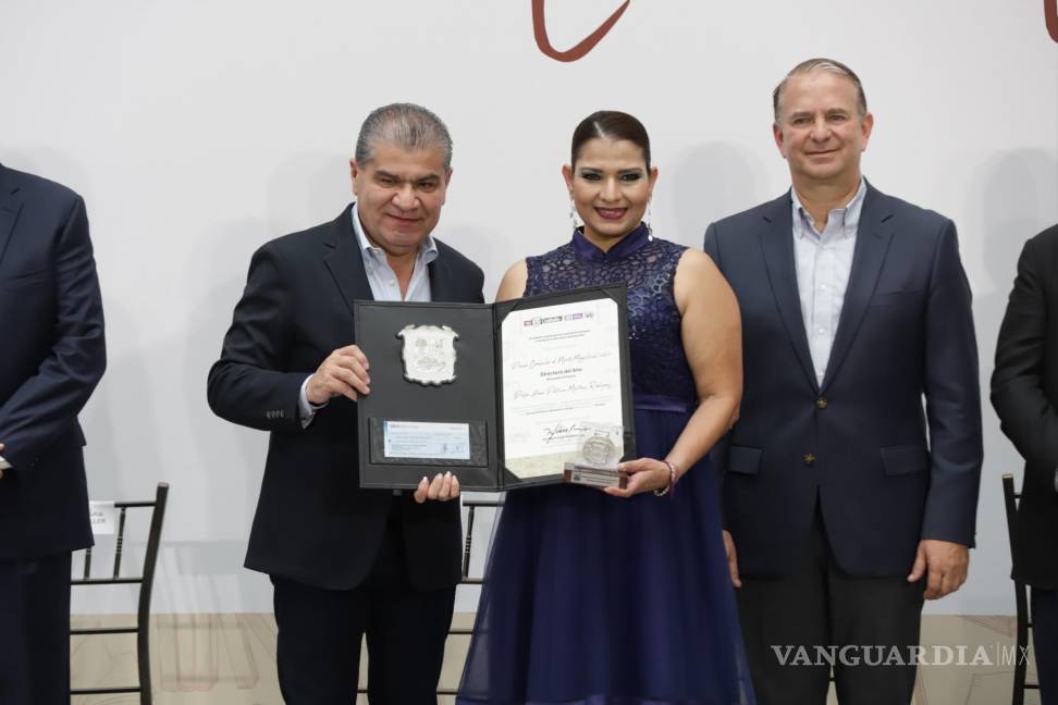 $!Alma Patricia Martínez Rodríguez, directora de Primaria de la escuela “Apolonio M. Avilés”, de Torreón,, recibió reconocimiento.