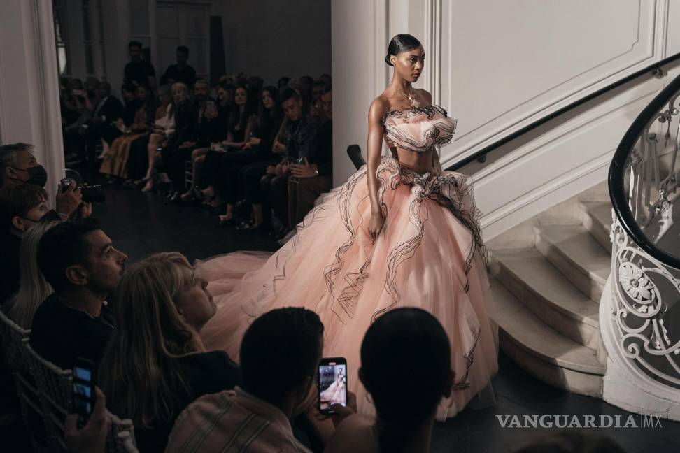 $!Una modelo desfila un diseño de la colección Christian Siriano se modela durante la Semana de la Moda en Nueva York.