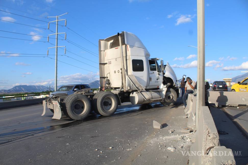 Tráiler provoca caos vial en bulevar Fundadores, en Saltillo, tras accidente sin lesionados