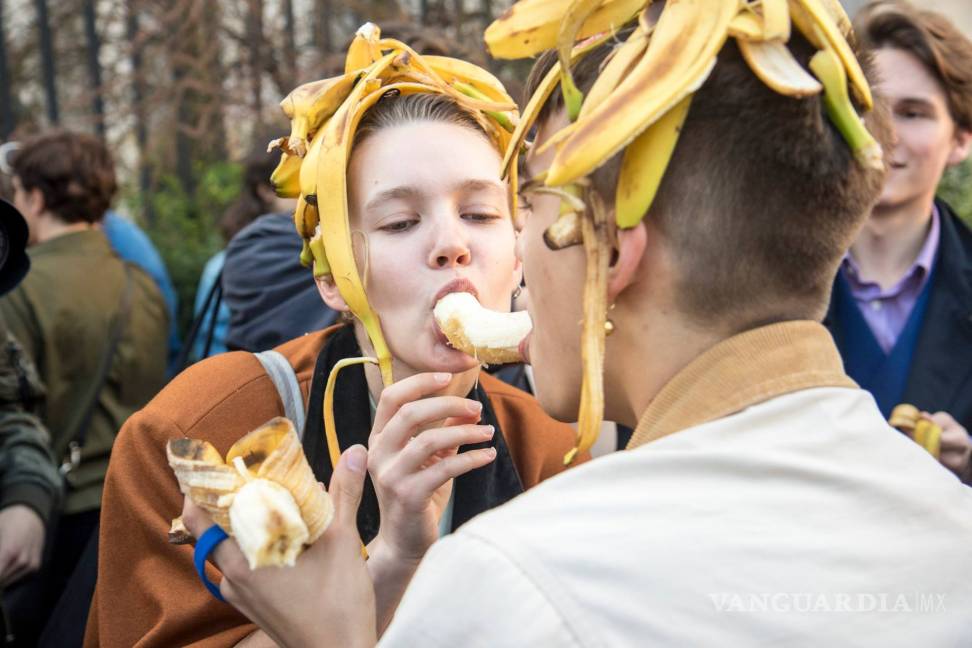$!Protestan en Polonia por prohibición de una obra con un plátano