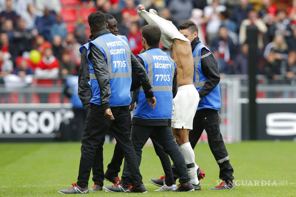 $!Neymar regala camiseta a niño en victoria de PSG ante Rennes