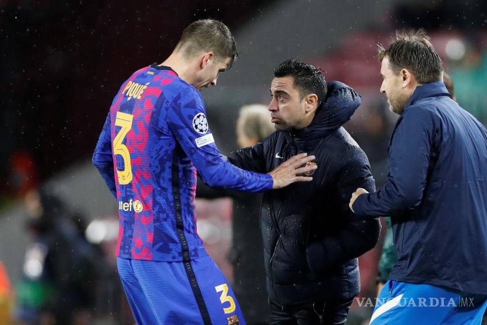 $!El técnico del FC Barcelona, Xavi Hernández (d), conversa el defensa Gerard Piqué (i)