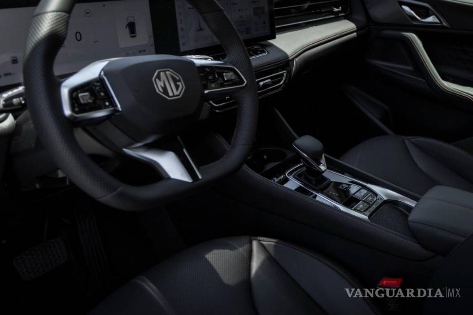 $!El interior combina mejores materiales y dos pantallas de 12.3 pulgadas.