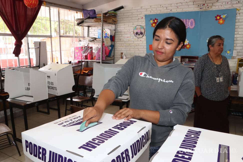 $!Lorena Rodríguez Sánchez, joven votante originaria de San Antonio, celebró con entusiasmo su primera experiencia electoral y llamó a otros jóvenes a involucrarse activamente en la vida democrática del país.
