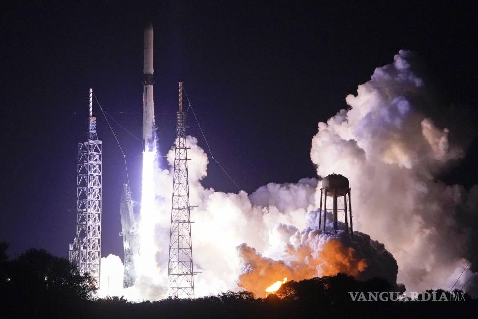 $!El cohete New Glenn de Blue Origin despega del Complejo de Lanzamiento 36 en la Estación de la Fuerza Espacial de Cabo Cañaveral en Cabo Cañaveral, Florida.