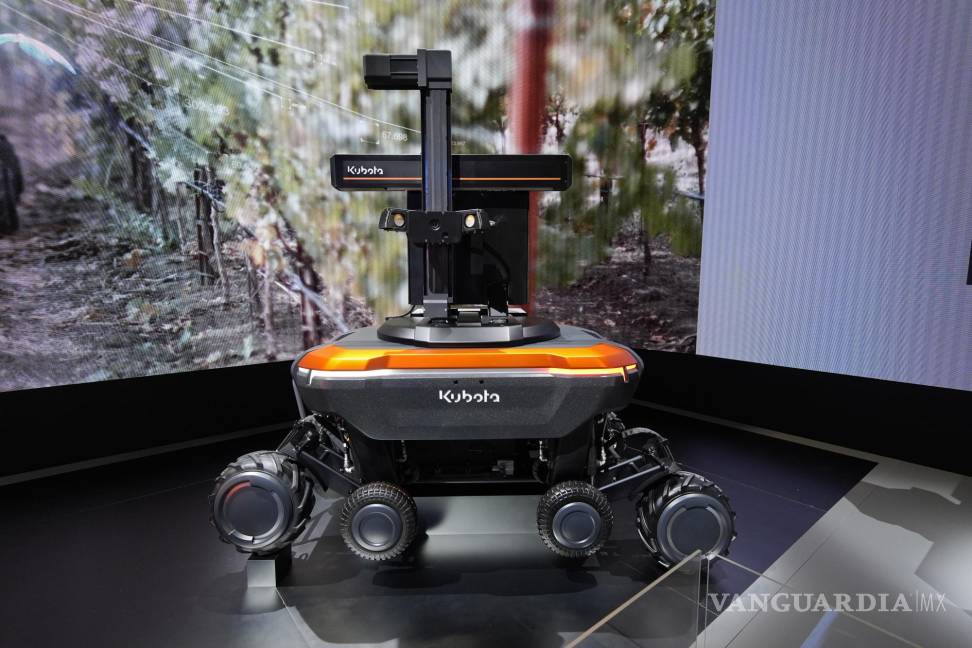 $!El robot KATR con Smart Plant Imager, diseñado para trabajar en la agricultura y la construcción, se exhibe en el stand de Kubota durante la feria tecnológica CES.