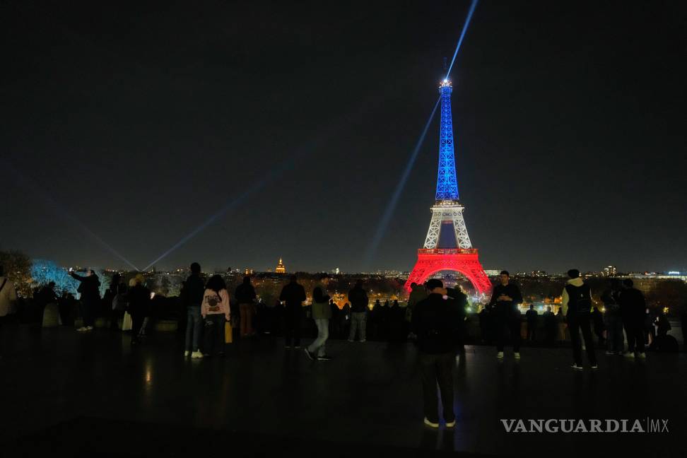 $!Personas se reúnen en la Plaza del Trocadero para vver la iluminación de la Torre Eiffel en homenaje a las víctimas de los atentados terroristas de hace 10 años.