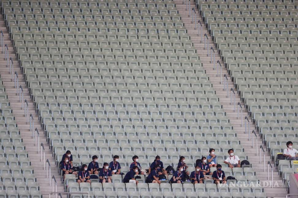 $!Voluntarios presencian en las gradas el encuentro por la medalla de bronce entre las selecciones de México y Japón durante los Juegos Olímpicos 2020. EFE