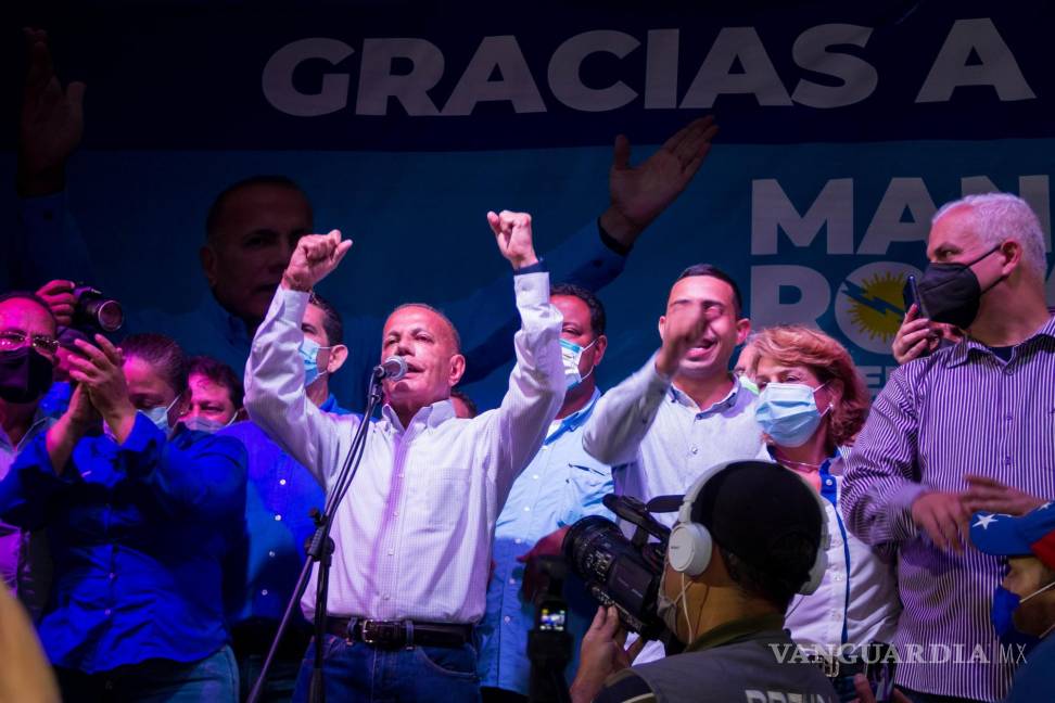 $!Manuel Rosales, ganador de las elecciones de gobernador del estado Zulia, participa en una concentración con partidarios hoy, en Maracaibo, Venezuela. EFE/Henry Chirinos