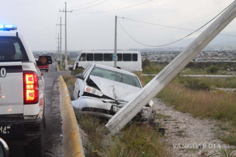 Conductor se impacta contra poste de concreto y abandona su auto, en Saltillo