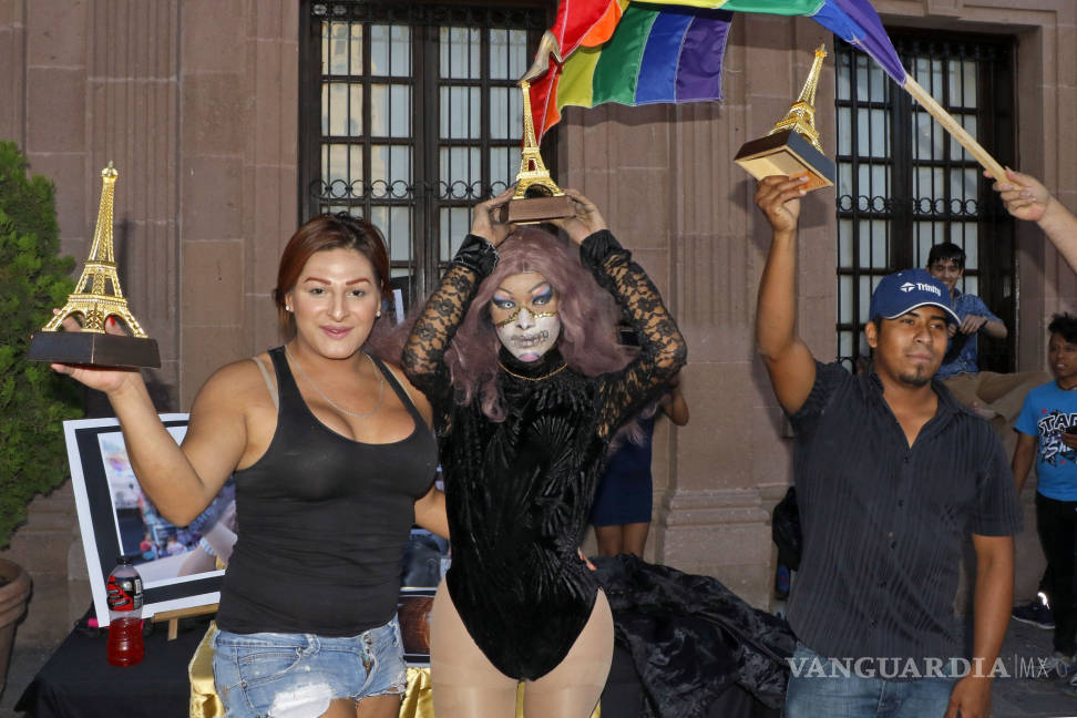 $!Apoyan en Saltillo a transgénero con carrera en tacones