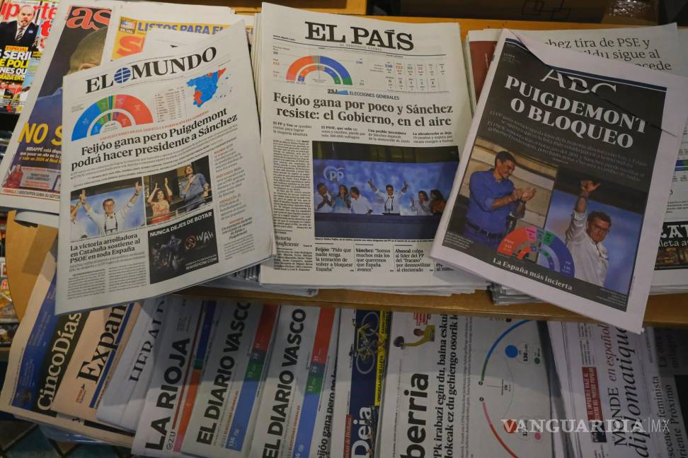 $!Periódicos españoles en un kiosoko en Pamplona un día después de las elecciones generales en España.