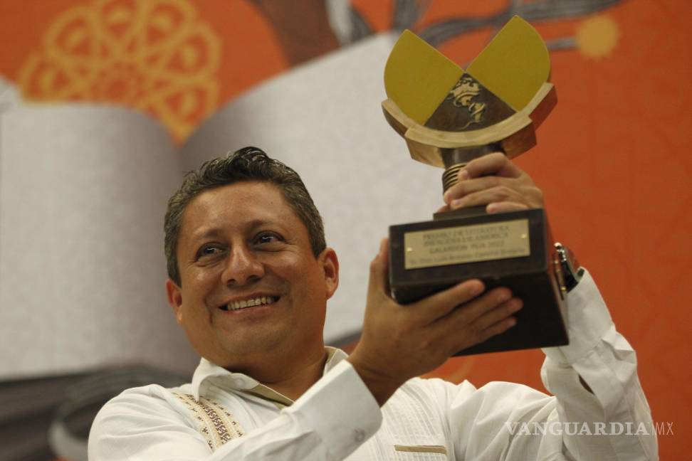 FIL de Guadalajara premia al narrador de origen maya Luis Antonio Canché Briceño
