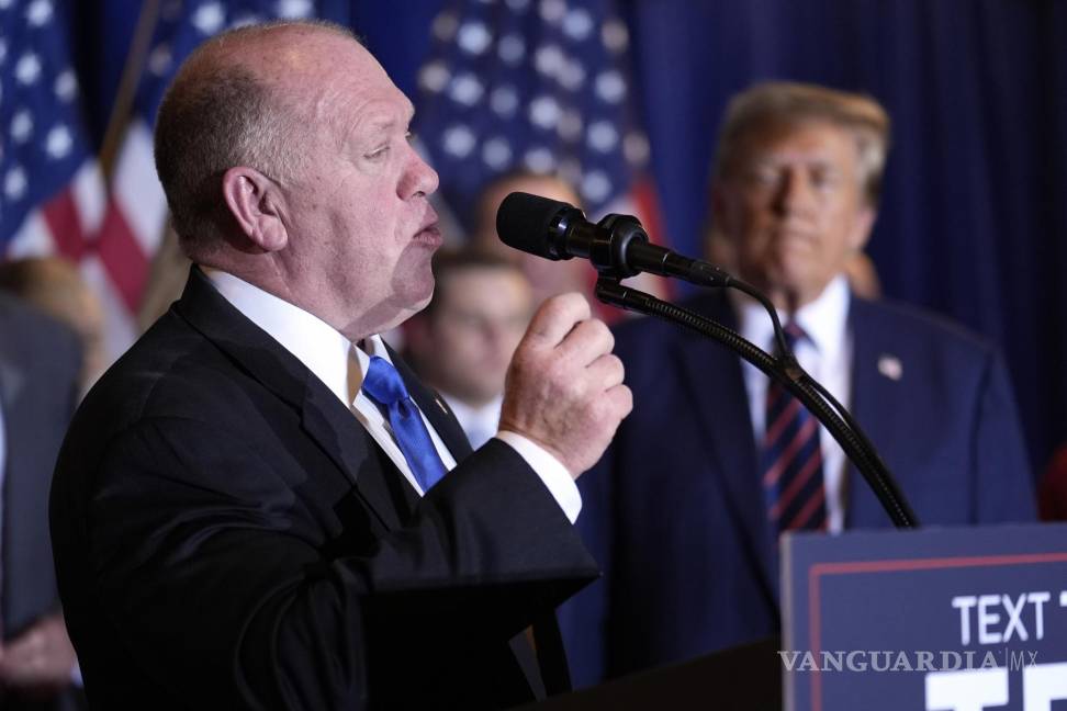 $!Tom Homan habla mientras el entonces candidato presidencial republicano Donald Trump, escucha en un evento en Nashua, Nueva Hampshire.