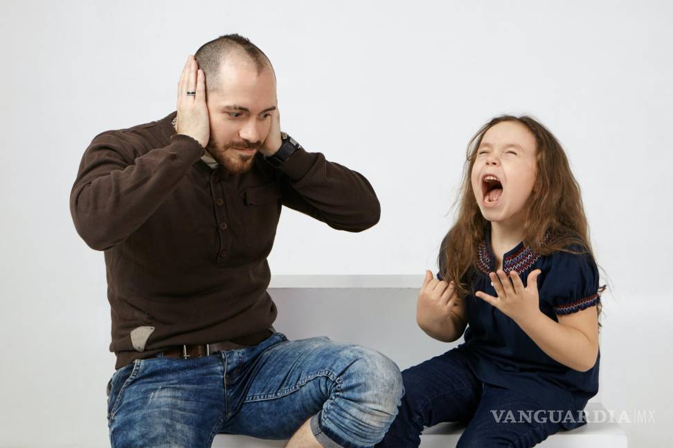 $!Padre tapándose los oídos ante los gritos de su hija.