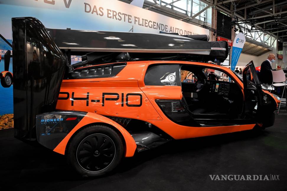 $!El primer automóvil volador PAL-V en exhibición en el primer día de vista previa para la prensa del Salón Internacional del Automóvil IAA en Munich, Alemania. EFE/EPA/Sascha Stenbach