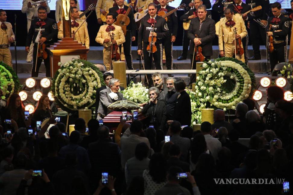 $!La familia Fernández durante el velorio de Vicente Fernández, en diciembre de 2021.
