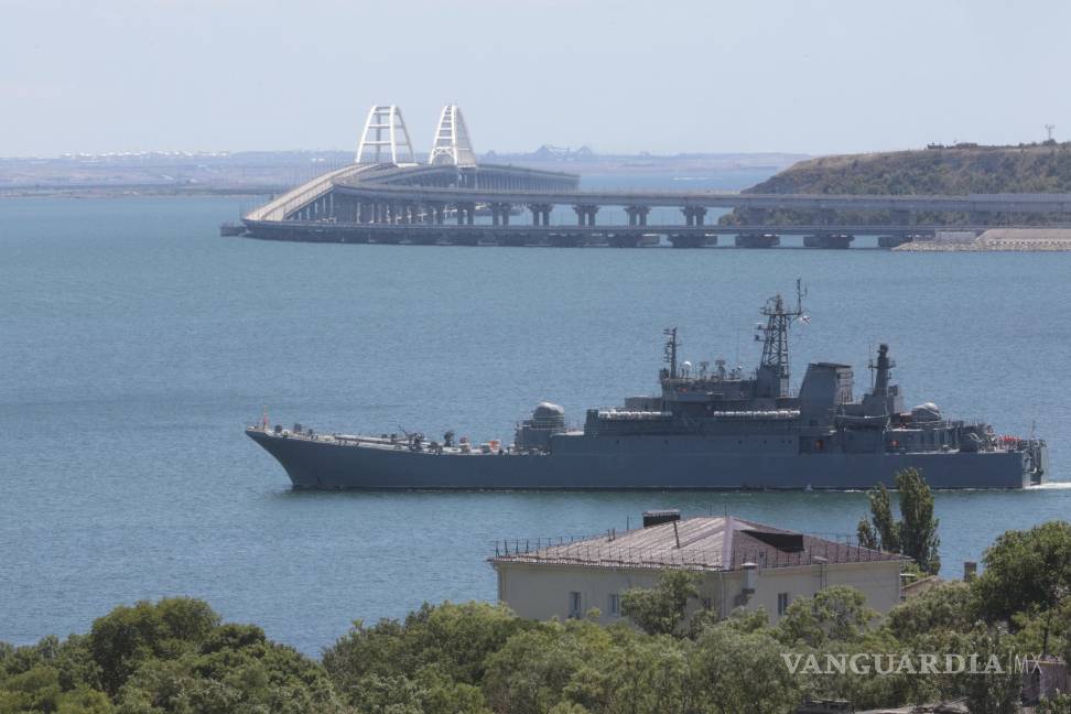 $!Un barco de desembarco militar ruso navega cerca de Kerch, Crimea, el 17 de julio de 2023.