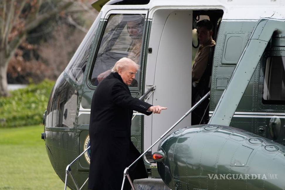 $!El presidente Donald Trump aborda el Marine One desde el Jardín Sur de la Blanca, el miércoles 17 de diciembre de 2025, en Washington.