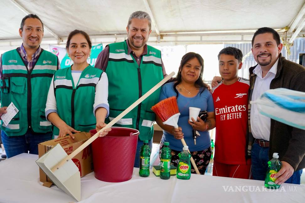 $!El alcalde Tomás Gutiérrez y la presidenta del DIF municipal, Teresita Escalante, entregaron productos de la canasta básica y artículos de limpieza a los vecinos durante la segunda edición del Mercadito Pa’delante en la colonia Villa Sol.