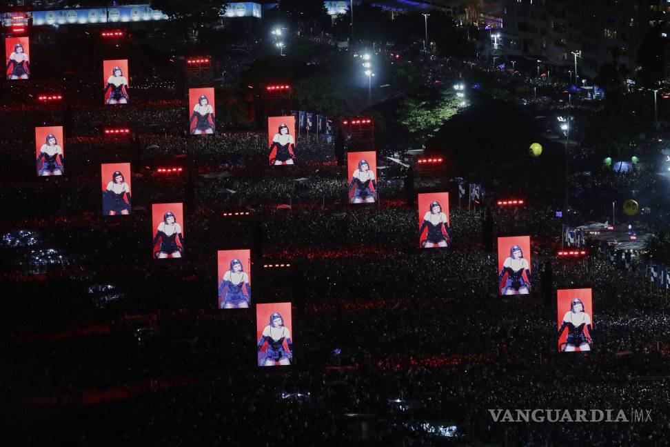 $!Fanáticos llenan la playa de Copacabana para ver el concierto gratuito de Lady Gaga en Río de Janeiro.