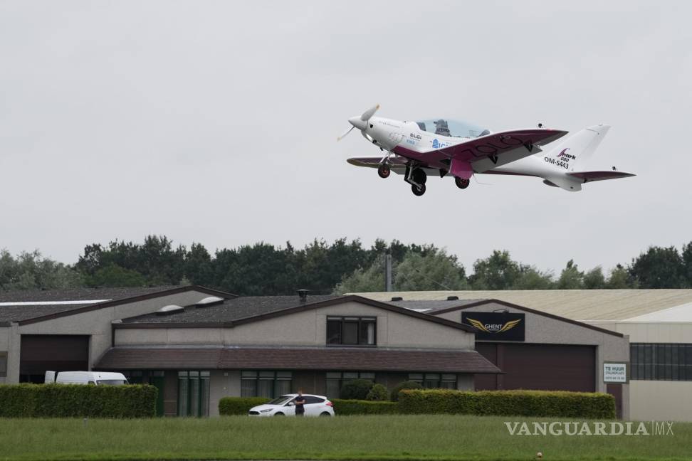 $!La adolescente belga-británica Zara Rutherford despega en su avión Shark Ultralight en el aeródromo de Kortrijk-Wevelgem, Wevelgem, Bélgica. AP/Virginia Mayo